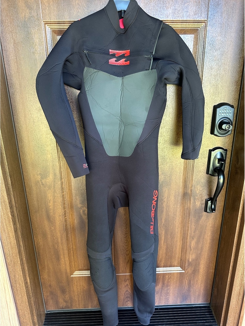 BILLABONG MENS M full length wetsuit foil 4mm GBS sealed seams Black/RED